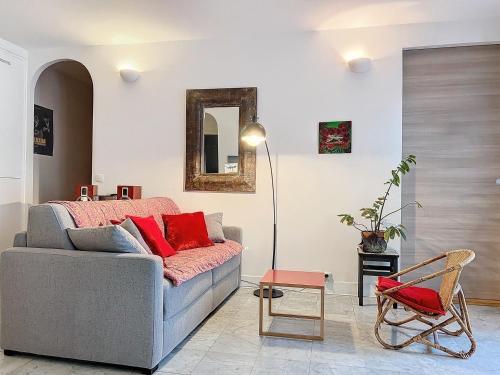 un salon avec un canapé et un miroir dans l'établissement Bijou de la Corderie - Hyper Central & Spacieux - Les Frères de la Loc', à Paris