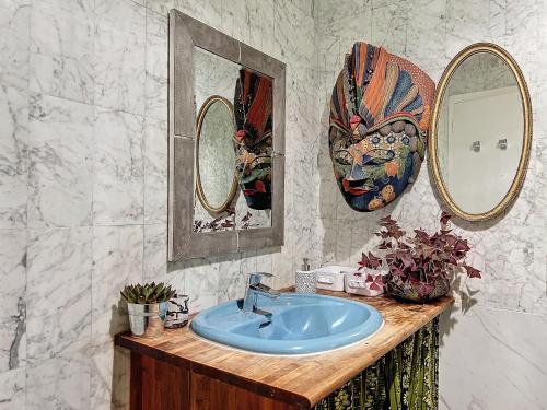 een badkamer met een blauwe wastafel en 2 spiegels bij Bijou de la Corderie - Hyper Central & Spacieux - Les Frères de la Loc' in Parijs