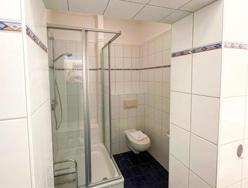 La salle de bains est pourvue d'une douche et de toilettes. dans l'établissement hochwertig ausgest. App. mit WLAN und kostenl. Stellplatz, à Heringsdorf