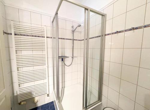 una ducha con puerta de cristal en un baño en Villa Perkunos Wohnung Nr. 6, en Heringsdorf