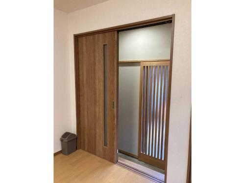 una habitación vacía con una puerta de madera en una habitación en base sanablend - Vacation STAY 39607v, en Kyotango