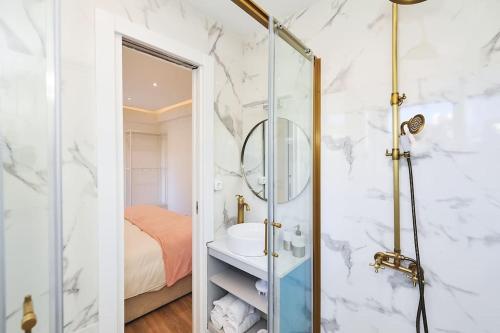 La salle de bains est pourvue d'une douche, d'un lavabo et d'un miroir. dans l'établissement Dream In Cascais - Checkinhome, à Cascais