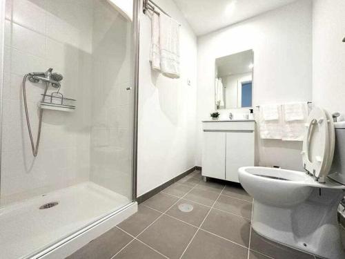 Pena Apartments - A by MTH