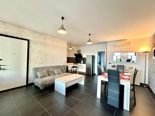 un salon avec un canapé et une table dans l'établissement Appartement L'Ambiente 2 PORTICCIO, à Porticcio