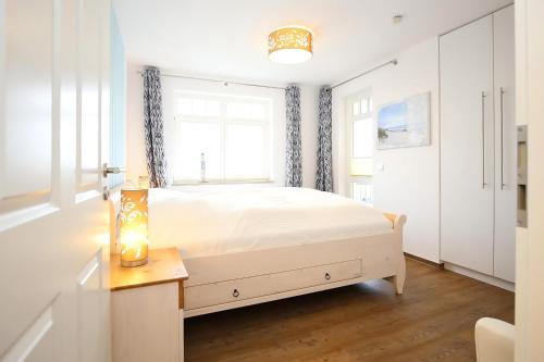 - une chambre avec un grand lit et une fenêtre dans l'établissement Villa Hanse Wohnung 313, à Kühlungsborn