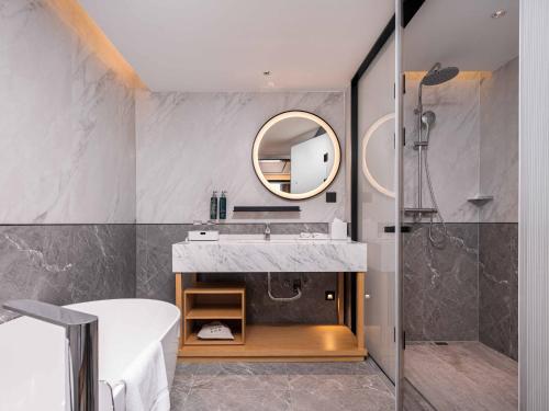 Ένα μπάνιο στο Hilton Garden Inn Beijing Temple Of Heaven East Gate Station l Free Laundry Facility