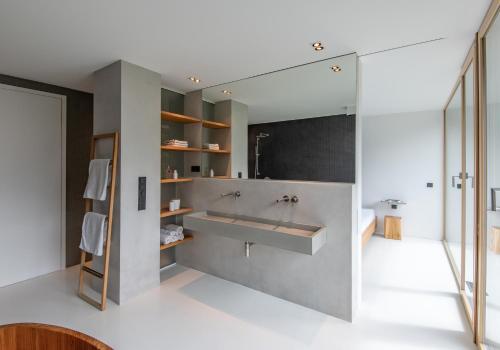 a bathroom with a sink and a mirror at B6 - Die luxuriöse Architektenvilla, 2-6 Personen, Nürnberg in Nuremberg