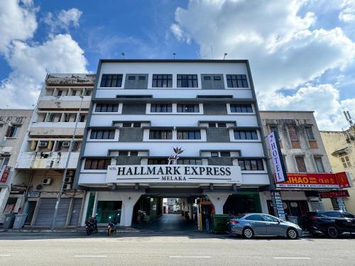 ein großes weißes Gebäude mit einem Schild, das Hammark Express liest in der Unterkunft Hallmark Express Hotel in Malakka