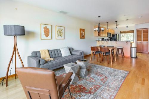 Een zitgedeelte bij Old Town 1br near dining bars tech hubs PDX-15