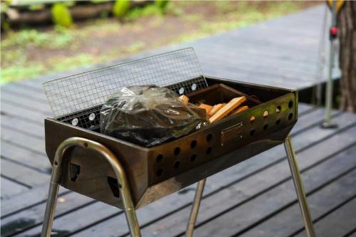 een grill op een dek met een hoop eten erin bij Work Shop Camp Resort Forest and Lake Paradise - Vacation STAY 85274v in Fujikawaguchiko