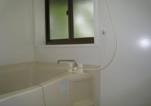 bagno con vasca e specchio di Gozenyama Youth Travel Village - Vacation STAY 46760v 