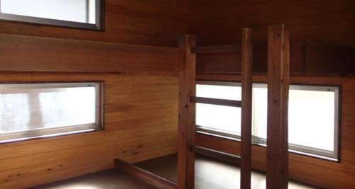 two windows in a cabin with wooden walls at Toukaen campsite - Vacation STAY 23959v in Uenohara