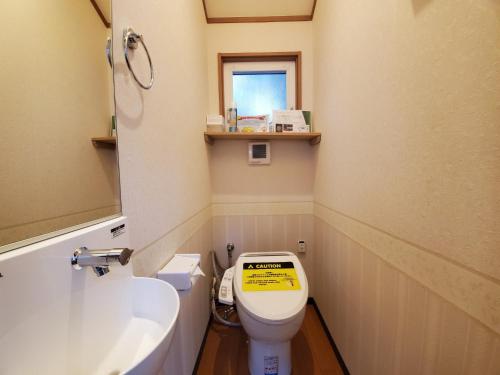 małą łazienkę z toaletą i umywalką w obiekcie Work Shop Camp Resort Forest and Lake Paradise - Vacation STAY 85268v w mieście Fujikawaguchiko