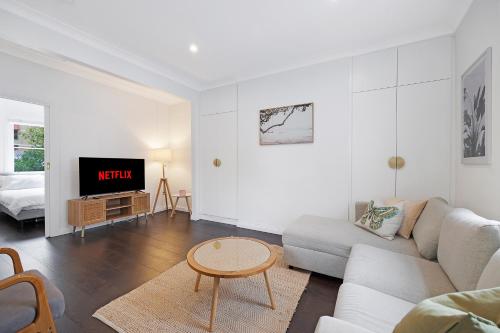 Seating area sa 2 bedroom apartment in trendy Potts Point