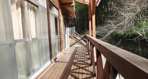 drewniany chodnik prowadzący na ganek domu w obiekcie Toukaen campsite - Vacation STAY 10132v w mieście Uenohara