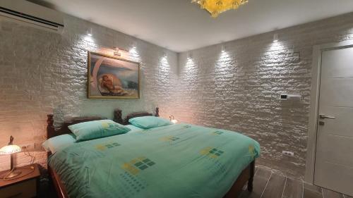 Giường trong phòng chung tại Waterfront Townhouse Sunset View with garage