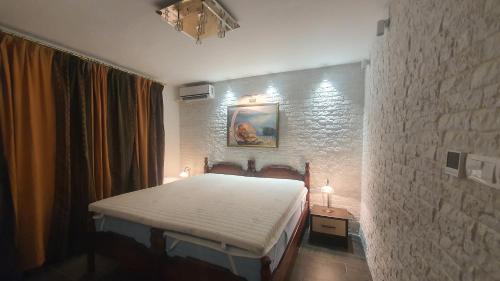 - une chambre avec un lit blanc dans l'établissement Waterfront Townhouse Sunset View with garage, à Bigovo