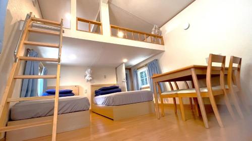 Pokój z 2 łóżkami piętrowymi i drabiną w obiekcie Work Shop Camp Resort Forest and Lake Paradise - Vacation STAY 85272v w mieście Fujikawaguchiko