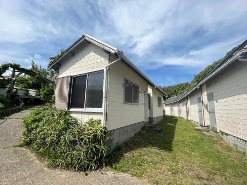 a row of houses with plants in the yard at Yotsubaso Bungalow Village - Vacation STAY 85279v in Moriya