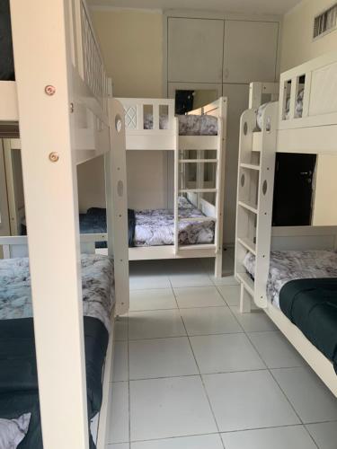 Dviaukštė lova arba lovos apgyvendinimo įstaigoje Ramble Stay Hostel