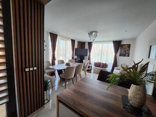 - un salon avec une table et une salle à manger dans l'établissement Къща за гости Vip House, 