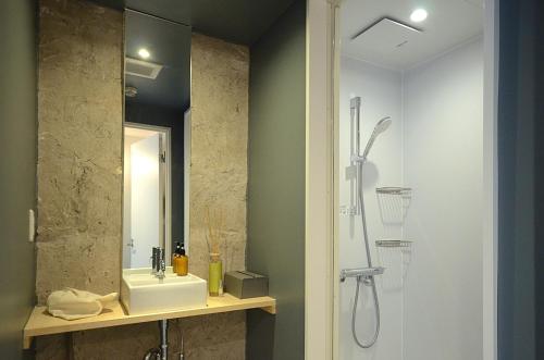 y baño con lavabo y ducha con espejo. en Yoshidamura VILLAGE - Vacation STAY 23964v, 