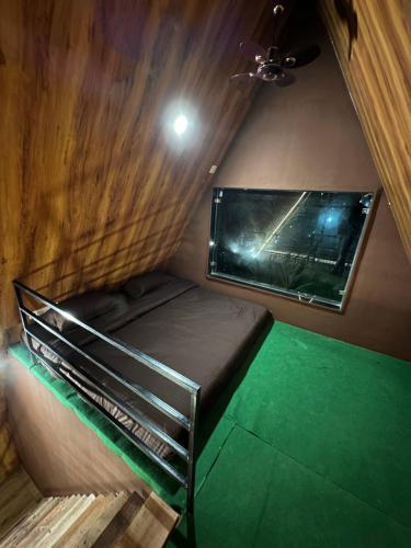 RehtiにあるLotuslap Resortのベッド1台とテレビが備わる小さな客室です。