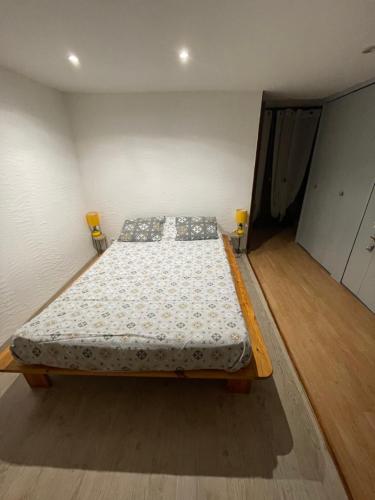 une chambre avec un lit dans le coin d'une pièce dans l'établissement ANNECY 2 Fg Sainte Claire vieille ville 4pers 3 étoiles proche lac et gare, à Annecy