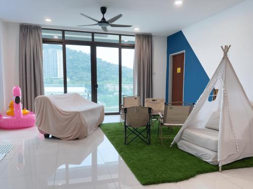 uma sala de estar com uma tenda e uma mesa e cadeiras em Duplex w indoor private pool - 12 pax - Ampang Jaya em Ampang