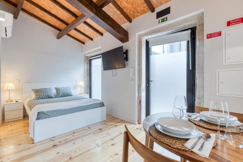 een slaapkamer met een kingsize bed en een eettafel bij FindMe InPorto Bonfim in Porto
