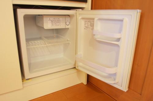 an empty refrigerator with its door open in a kitchen at Hirugano Kogen Cottage Park Shikinosato - Vacation STAY 23984v in Shōgahora