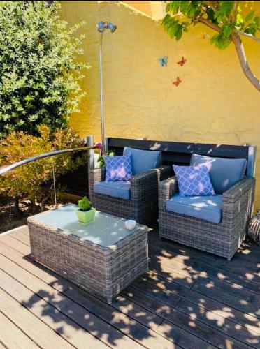 Χώρος καθιστικού στο Seafront Ravdoucha Epavlis Athina Villa - Pool, Gym, Sauna, Private Parking, WiFi