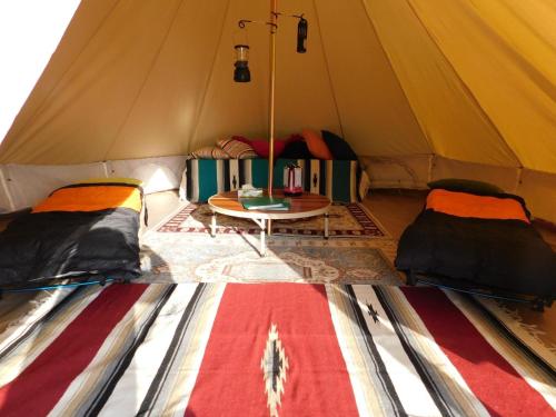 Zelt mit 2 Betten und einem Tisch in der Unterkunft FARMER'S FIELDZ - Vacation STAY 42161v in Hongō
