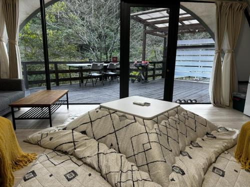 ein Wohnzimmer mit einem Sofa und einem Tisch in der Unterkunft ASOGUNI Glamping - Vacation STAY 42112v in Oguni