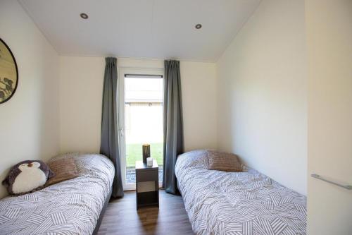 Letto o letti in una camera di Vakantiepark Molenvelden