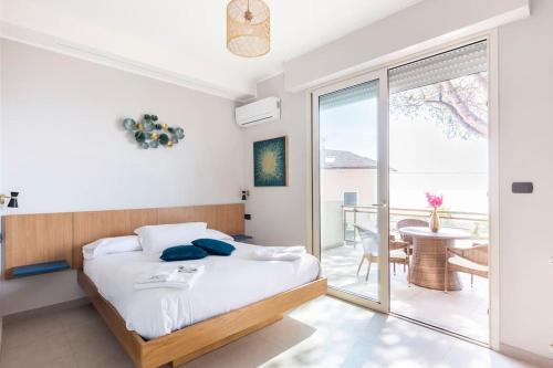 ein Schlafzimmer mit einem Bett und einem Balkon in der Unterkunft Frontemare in Formia