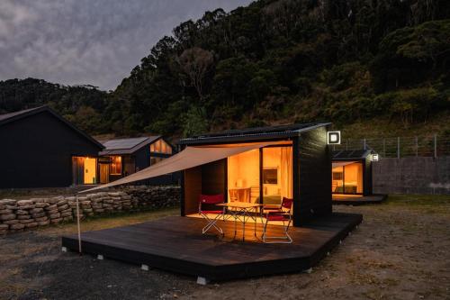 a small cabin with a table and chairs on a deck at Shirahama Kousha - Vacation STAY 41977v in Hongō