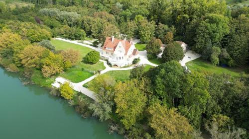 VILLA DE 450M2 POUR 15 PERS 15 MN DISNEYLAND PARIS ET 45MN PARIS AVEC GRAND JARDIN