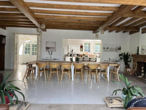 une cuisine et une salle à manger avec une table et des chaises dans l'établissement VILLA DE 450M2 POUR 15 PERS 15 MN DISNEYLAND PARIS ET 45MN PARIS AVEC GRAND JARDIN, à Mareuil-lès-Meaux