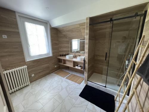 une salle de bain avec douche et lavabo dans l'établissement VILLA DE 450M2 POUR 15 PERS 15 MN DISNEYLAND PARIS ET 45MN PARIS AVEC GRAND JARDIN, à Mareuil-lès-Meaux