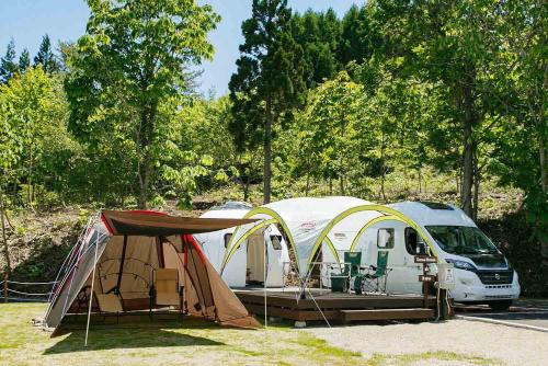 una tenda e un furgone parcheggiati in un parcheggio di Kuruma Asobi Adventure Field Appi - Camp - Vacation STAY 42095v a Hachimantai