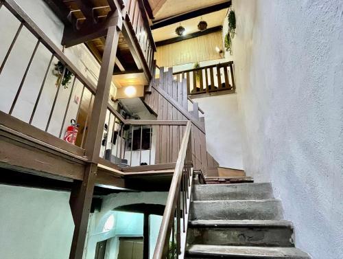 eine Treppe, die zu einem Gebäude führt in der Unterkunft Annecy Sainte Claire proche Gare-Lac Duplex 4e étage pour 4ou6 personnes climatisation in Annecy