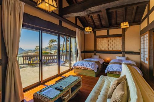 sypialnia z 2 łóżkami i dużym oknem w obiekcie Minamiizu Yuhigaoka Camp Site - Camp - Vacation STAY 42067v w mieście Ihama