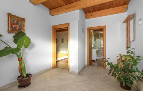un couloir avec une chambre avec un lit et une plante dans l'établissement Šljivik stari, à Brestovac
