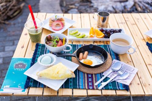 stół z talerzami jedzenia i napojów w obiekcie Tanesashi Campsite - Camp - Vacation STAY 42214v w mieście Hachinohe