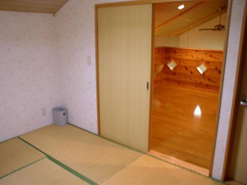 pusty pokój z dużymi drewnianymi drzwiami w obiekcie Kabato County - Camp - Vacation STAY 42183v w mieście Shintotsukawa