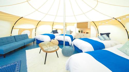een kamer met 4 bedden en een tent bij Kanonji City - Camp - Vacation STAY 42259v in Kanonji
