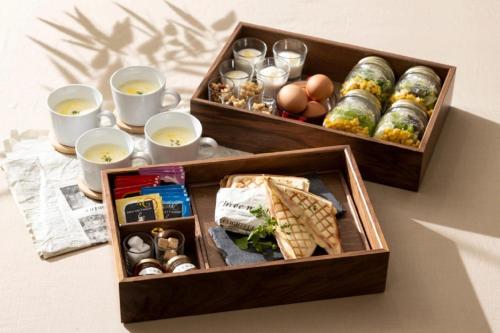 dos cajas de madera llenas de comida y tazas de té en Hoko Glamping- Camp - Vacation STAY 51101v, en Nakatsugawa