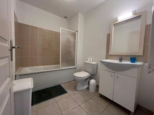 une salle de bain avec un lavabo, des toilettes et une baignoire dans l'établissement Villa Melody Santa Maria Poggio, à Santa-Maria-Poggio