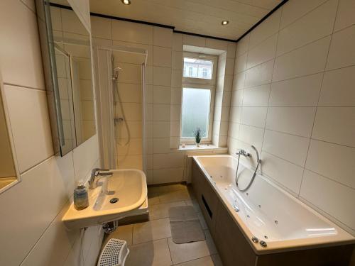 Ένα μπάνιο στο KRABBENNEST Ferienwohnung mit Whirlpool und Infrarotsauna zentral